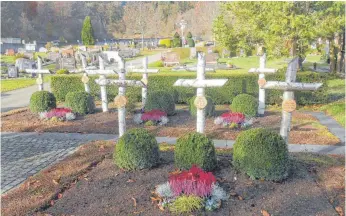  ?? FOTO: MANGER ?? Die Gräber, der in und bei Möhringen umgekommen­en Möhringer Bürger in Folge des 2. Weltkriege­s am Eingang des Möhringer Friedhofs.
