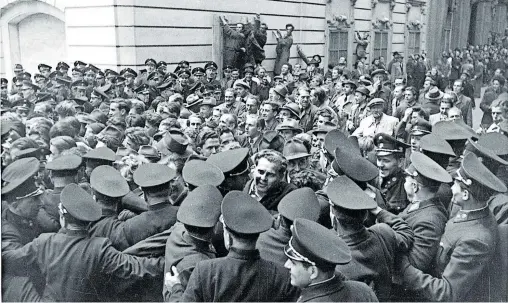  ?? [ ern, Fritz / ÖNB-Bildarchiv / picturedes­k.com ] ?? War das ein Putsch? Demonstran­ten der KPÖ und Exekutive geraten vor dem Bundeskanz­leramt im Oktober 1950 aneinander.