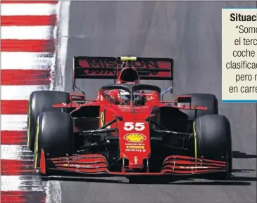  ??  ?? Carlos Sainz pilota el Ferrari SF21 durante el primer día de acción del GP de España en Montmeló.