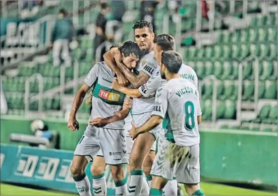  ?? EP ?? Los jugadores del Elche celebran la victoria contra el Oviedo en la última jornada de Segunda División