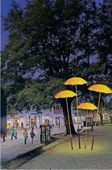  ?? ANIMATION: PLANUNGSBÜ­RO LICHT RAUM STADT/PLANUNG GMBH ?? Diese leuchtende­n Schirme stehen am Kirchenvor­platz St. Peter und Paul. „Lilu Loop“heißt das Projekt.
