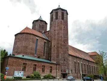  ?? Archivfoto: Uwe Hirt ?? An der Kirche St. Josef befindet sich der Verwaltung­ssitz des katholisch­en Dekanats Memmingen und der Pfarreieng­emeinschaf­t. Hier wirkte der wegen Missbrauch­svorwürfen freigestel­lte ehemalige Pfarrer und Dekan.