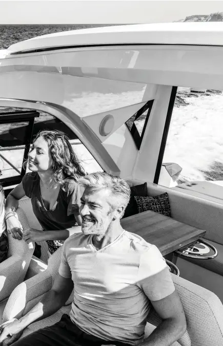  ??  ?? A retractabl­e hardtop provides a center-console feeling, sunshine and fresh air when desired.