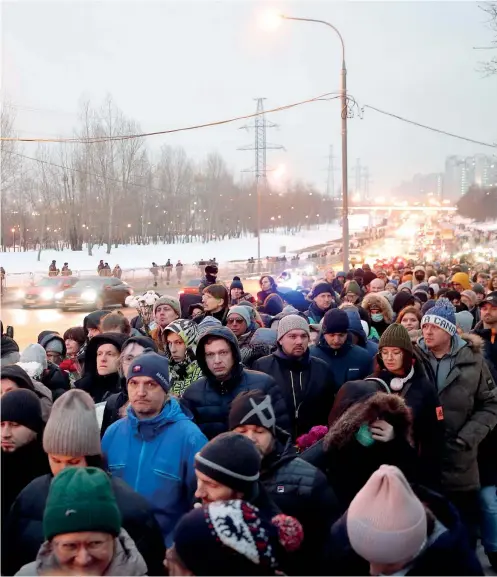  ?? (Shipenkov/epa) ?? La folla
Cittadini russi riuniti per rendere omaggio ad Aleksei Navalny durante il suo funerale al cimitero di Borisovsko­ye ieri a Mosca