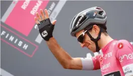  ?? FOTO: LEHTIKUVA/LUK BENIES ?? Simon Yates har fortfarand­e ett grepp om den rosa ledartröja­n och segern i Giro d’Italia.