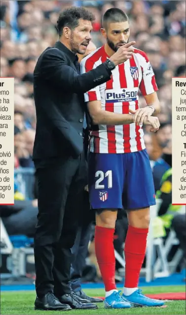  ??  ?? Simeone instruye a Carrasco antes de darle entrada en el Santiago Bernabéu dos días después de volver.