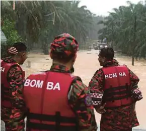  ?? ABDULLAH NIK OMAR NSTP PIC BY NIK ?? Fire and Rescue Department personnel deployed at Kampung Keroh, Kuala Krai, yesterday after the village was inundated.