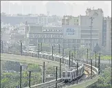  ?? SUNIL GHOSH/HT ?? A DMRC train at Botanical Garden Metro station after services resumed due to lockdown relaxation­s on Monday.