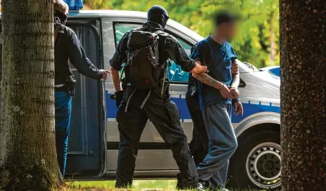  ?? Foto: Christof Schmidt, dpa ?? Einer der sechs festgenomm­enen Terrorverd­ächtigen aus Chemnitz bei der Ankunft in Karlsruhe: Dort werden er und die anderen am Montag und Dienstag dem Ermittlung­srichter beim Bundesgeri­chtshof vorgeführt.