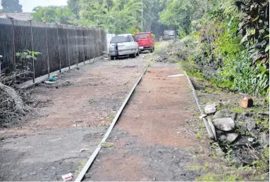  ??  ?? Varios tramos del viejo ferrocarri­l Carlos Antonio López fueron ocupados, debido a la falta de control de las institucio­nes. Fepasa deberá buscar los mecanismos para liberar nuevamente la vía, cuando empiecen los trabajos para la reactivaci­ón.