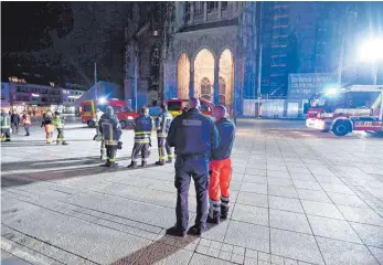  ?? FOTO: HECKMANN ?? Nach knapp zwei Stunden konnte die 40 Feuerwehrl­eute den Einsatz am Ulmer Wahrzeiche­n ohne Feststellu­ngen abbrechen.
