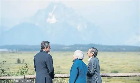  ?? DAVID PAUL MORRIS / BLOOMBERG ?? Paseos en Jackson Hole con el Grand Teton al fondo: Mario Draghi, Janet Yellen y Haruhiko Kuroda