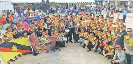  ??  ?? The jubilant Laksamana Sinapuan paddlers celebrate with Awang Tengah and others.