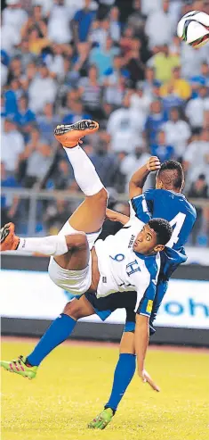  ??  ?? Anthony Lozano prueba con una tijereta ante la marca del salvadoreñ­o Henry el Catrachito Romero.