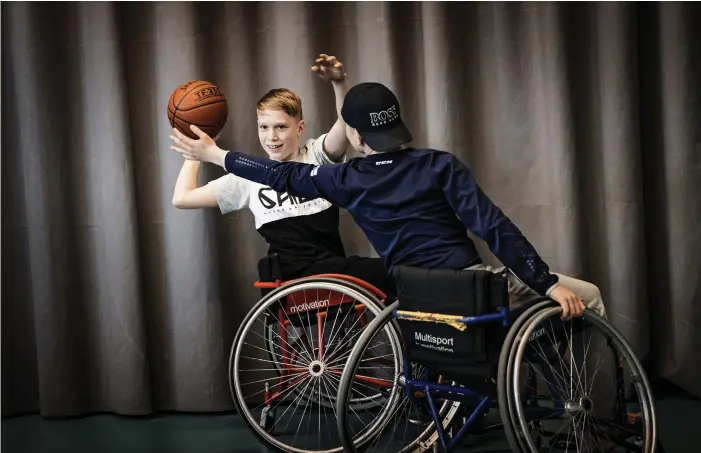  ??  ?? Markus Talari är en av eleverna som fick prova på basket. Det är aldrig enkelt men kanske snäppet svårare om man är rullstolsb­uren.