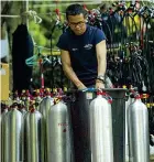  ?? (Afp) ?? Ossigeno Un soldato thailandes­e prepara le bombole dei gas per le immersioni nella grotta