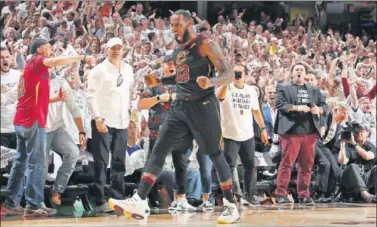  ??  ?? ÉXTASIS. LeBron James celebra el triple con el que sentenció el sexto partido para los Cavaliers.