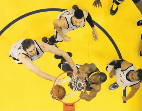  ?? Carlos Avila Gonzalez / The Chronicle ?? The Warriors’ Andre Iguodala dunks between the Spurs’ Pau Gasol (left), Danny Green and Patty Mills during the first half.