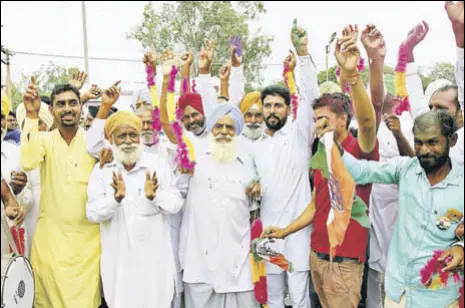  ?? SANJEEV KUMAR/HT ?? As the Congress registered victory in majority of zones of block samiti and zila parishad polls, party workers celebratin­g outside the counting centre in Bathinda on Saturday.