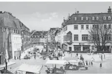  ?? FOTO: HORST RAUHOFF ?? Der St. Johanner Markt, zusammenge­setzt aus einer historisch­en Ansichtska­rte und einer modernen Fotografie.