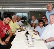 ?? (Photo archive Gilles Traverso) ?? Gérard Grizzetti (debout, à droite) avait reçu dans son restaurant Just Fontaine et Jean-paul Belmondo, toujours accompagné de Charles Gérard (au fond à gauche).