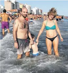  ?? FOTOS: AGENCIA MONTE HERMOSO ?? ¡Todos al agua! A las 16 de ayer la temperatur­a superó los 42ºC, y casi toda la ciudad se trasladó al frente costero.