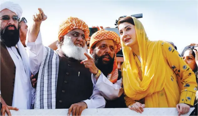  ?? Reuters ?? ↑
Maulana Fazal-ur-rehman and Maryam Nawaz attend a protest in front of the Supreme Court in Islamabad on Monday.