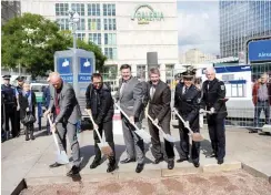  ?? Foto: nd/Ulli Winkler ?? Bezirksbür­germeister Stephan von Dassel, Innensenat­or Andreas Geisel und Polizeiprä­sident Klaus Kandt (2. bis 4. v.l.) vor neuem Videowagen