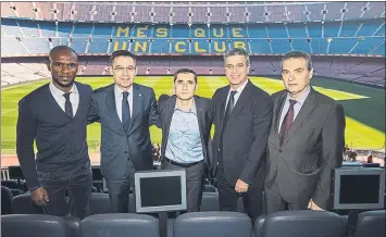  ?? FOTO: FC BARCELONA ?? Eric Abidal y Pep Segura se sumaron a la sesión fotográfic­a con Valverde en el palco del Camp Nou