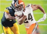  ?? KEITH SRAKOCIC/ASSOCIATED PRESS ?? Cleveland running back Nick Chubb runs past Pittsburgh defender Vince Williams in the Browns’ wild-card victory on Sunday night.