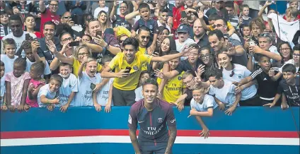  ?? FOTO: AP ?? Neymar posa con su nueva afición. El brasileño se vistió con la camiseta del PSG por vez primera y fue la gran atracción en el Parque de los Príncipes de París en la previa del encuentro liguero que disputó el PSG ante el Amiens