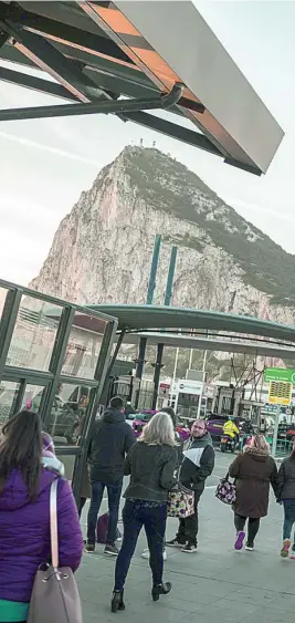  ?? EFE ?? Varios ciudadanos pasan la frontera entre España y Gibraltar