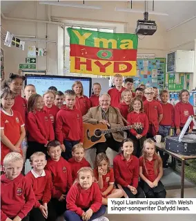  ?? ?? Ysgol Llanllwni pupils with Welsh singer-songwriter Dafydd Iwan.