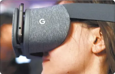  ??  ?? 不同於其他牌的塑膠殼，Google Daydream View VR使用更接近衣服的­材質。（路透）