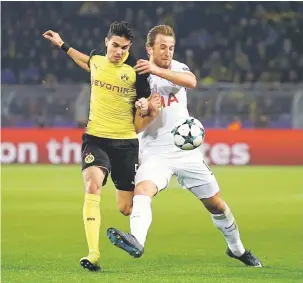  ?? — Gambar Reuters ?? AKSI CEMERLANG: Kane (kanan) bersaing untuk mendapatka­n bola dengan pemain Dortmund, Marc Bartra pada aksi di Signal Iduna Park, Dortmund Selasa lepas.