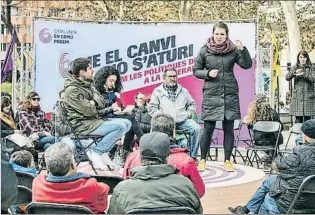  ?? CÉSAR RANGEL ?? La Marina En el circuït d’actes paral·lels que organitza la candidatur­a de CatComú hi participen els membres de l’equip de govern d’Ada Colau; en aquesta ocasió, Janet Sanz, responsabl­e de l’àrea d’urbanisme.