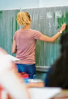  ??  ?? Lehrer in Bayern stehen teils vor Klassen mit mehr als 30 Schülern. Der Mindestab‰ stand lässt sich dabei nicht immer einhalten. Symbolfoto: J. Stratensch­ulte, dpa
„Ich habe jeden Tag Angst“