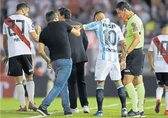  ?? MARCELO ENDELLI/GETTY IMAGES ?? Mal momento. El cruce entre Coudet y Centurión en el segundo tiempo del partido contra River, en el Monumental.