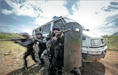  ?? PHOTOS PROVIDED TO CHINA DAILY ?? Officers from the Yunnan branch of the National Immigratio­n Administra­tion undertake tactical training.
