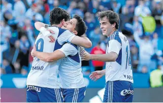  ?? TONI GALÁN ?? Simeone e Iván Azón se abrazan durante el partido ante el Racing.