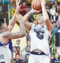  ?? / RONEX TOLIN ?? WINNER. Visayas MVP Matt Flores and the rest of the Consolacio­n Sarok Weavers forced a decisive Game Three after routing Sherilin-Unisol Mandaue in Game Two on Monday.