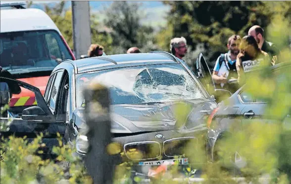  ?? PHILIPPE HUGUEN / AFP ?? La policía, junto al BMW que conducía el sospechoso y que fue detenido por las fuerzas del orden en la autopista A-16, 260 km al norte de París