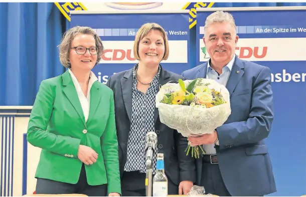  ?? FOTO: RUTH KLAPPROTH ?? Von links: Kommunalmi­nisterin Ina Scharrenba­ch, Anna Stelten und Bernd Krückel.
