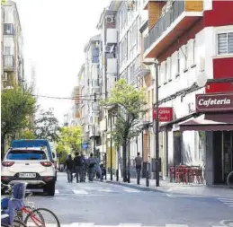  ?? JAIME GALINDO ?? El hombre fue a un bar situado en la calle en la que reside con sus hijos.