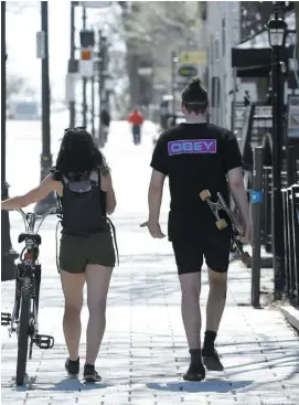  ?? PHOTO STEVENS LEBLANC ?? La distance de 2 m pourrait ne pas suffire à se protéger des gouttelett­es émises par les gens qui toussent à l’extérieur, selon une étude européenne.