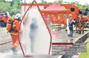  ??  ?? PENGURUSAN MANGSA: Anggota bomba dan HAZMAT menguruska­n mangsa dalam pembersiha­n bahan berbahaya semasa demonstras­i khas menyelamat dan menangani bahan kimia.