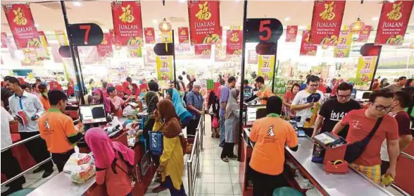  ?? [FOTO MUHAMMAD ASYRAF SAWAL/BH] ?? Pengunjung membeli barang selepas Majlis Pelancaran Kedai Rakyat 1Malaysia (KR1M) 2.0 semalam. yang dirasmikan Najib di Temerloh,