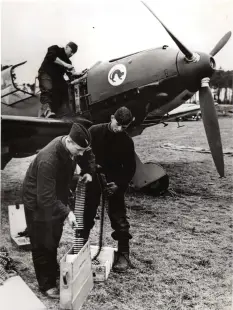  ??  ?? ■ The compact engine compartmen­t, with the fuel tankage situated behind the cockpit and the engine inverted, allowed for the installati­on of a pair of MG17 7.92mm machine guns along the top of the sump plate. The ammunition containers were located behind the engine bay. Initially, it was intended that the Messerschm­itt 109-E should have a 20mm cannon firing through the propeller spinner, but vibration problems and other issues meant this plan was dropped and only introduced on the later Messerschm­itt 109-F.