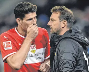  ?? FOTO: IMAGO ?? Geheimgesp­räche: Mario Gomez und Trainer Markus Weinzierl beraten die nächsten Schritte.