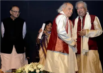  ?? — PRITAM BANDYOPADH­YAY ?? Kathak legend Pt. Birju Maharaj ( right) congratula­tes Pandit Jasraj after the latter was conferred with the Sumitra Charat Ram Award for Lifetime Achievemen­t in the presence of Union finance minister Arun Jaitley in New Delhi on Monday. The award was...
